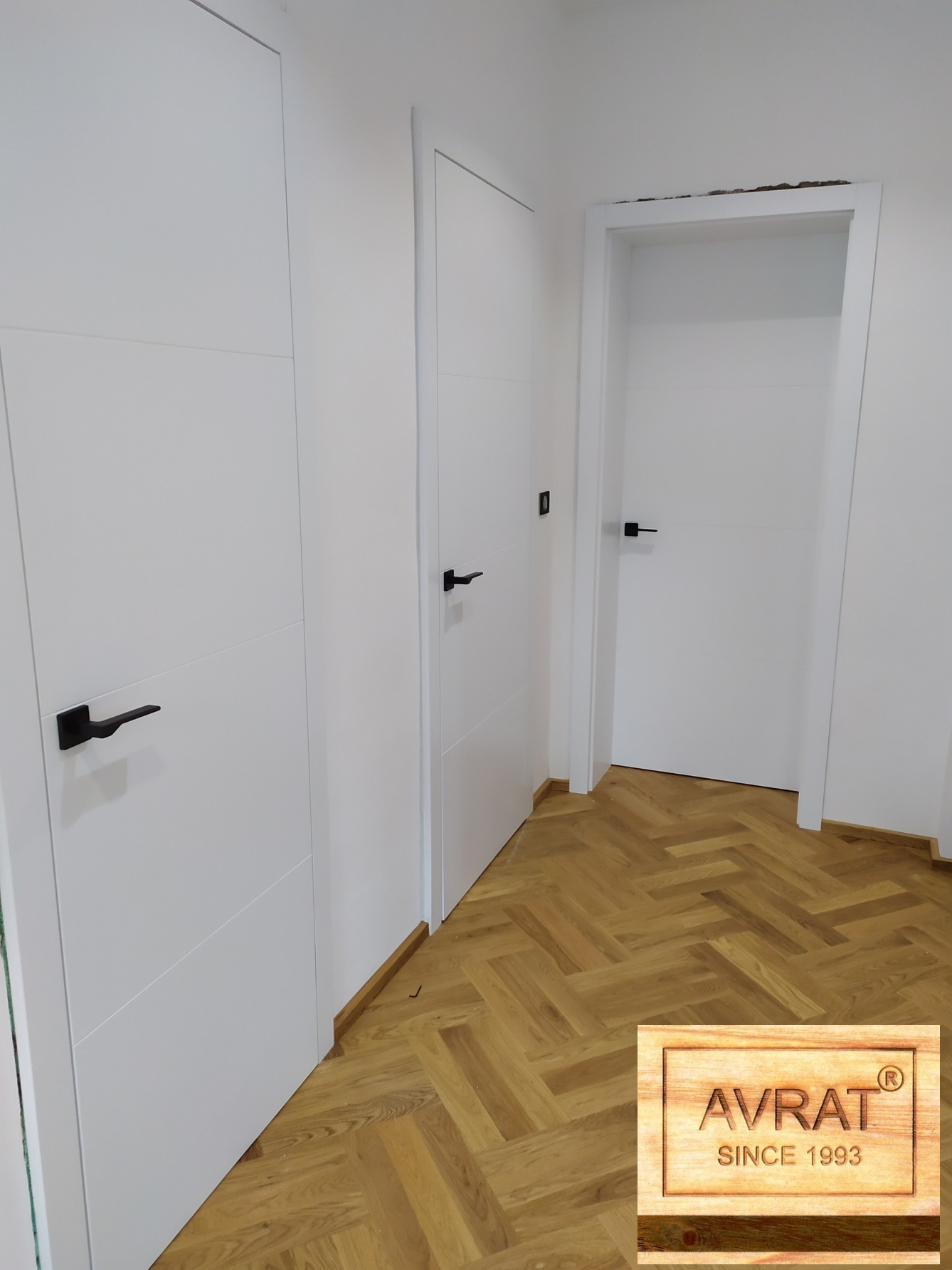 dveře bílé bezfalcové s drážkou (1)