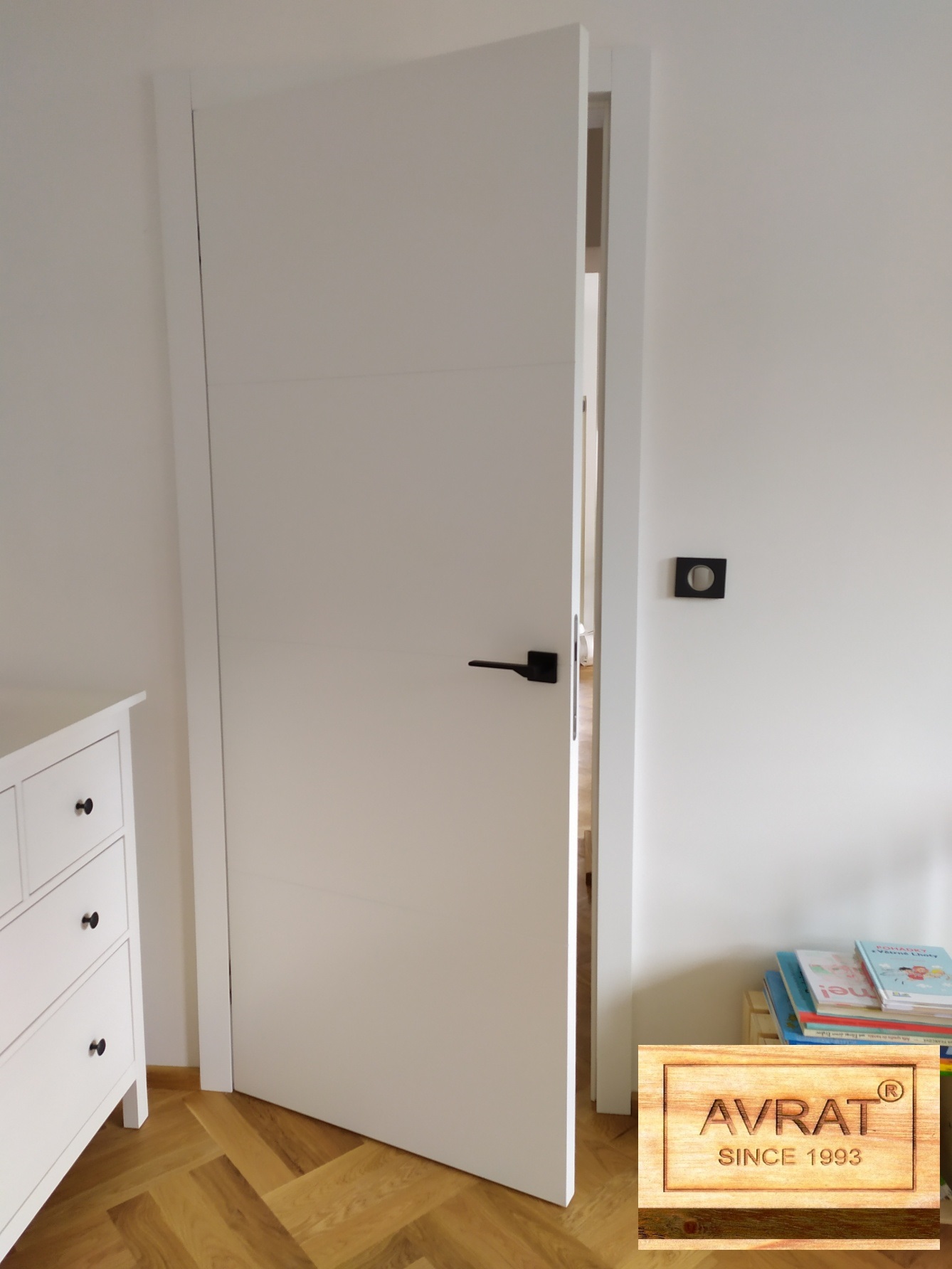 dveře bílé bezfalcové s drážkou (3)